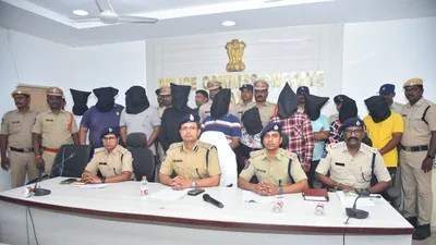 షాకింగ్: భార్య, ఇద్దరు కూతుళ్ల హత్య! వరంగల్లో భర్త అరెస్ట్, డాక్టర్లు పరార్! షాకింగ్: భార్య, ఇద్దరు కూతుళ్ల హత్య! వరంగల్లో భర్త అరెస్ట్, డాక్టర్లు పరార్!