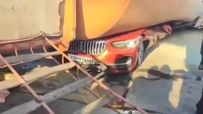 విషాదం: కీసర టోల్ గేట్ వద్ద బీభత్సం! ట్యాంకర్ బీఎండబ్ల్యూపై పడటంతో న్యాయవాది సజీవ సమాధి! విషాదం: కీసర టోల్ గేట్ వద్ద బీభత్సం! ట్యాంకర్ బీఎండబ్ల్యూపై పడటంతో న్యాయవాది సజీవ సమాధి!