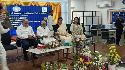 తెలంగాణ ఇంటర్ ఫలితాల్లో సంచలనం! బాలికల హవా.. ఏ గ్రూపులో ఎంత శాతం ఉత్తీర్ణత? తెలంగాణ ఇంటర్ ఫలితాల్లో సంచలనం! బాలికల హవా.. ఏ గ్రూపులో ఎంత శాతం ఉత్తీర్ణత?