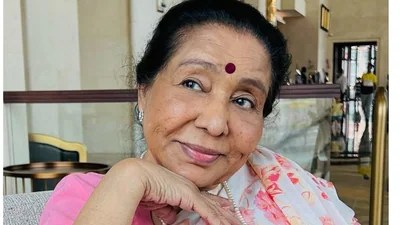 Asha Bhosle's Dedication: Bruised from Accident, Still Performed for Fans Asha Bhosle's Dedication: Bruised from Accident, Still Performed for Fans