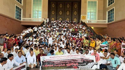 తెలంగాణలో ఉద్యోగుల భగ్గు: హెల్త్ స్కీమ్, పీఆర్సీపై నిరసన జ్వాలలు! తెలంగాణలో ఉద్యోగుల భగ్గు: హెల్త్ స్కీమ్, పీఆర్సీపై నిరసన జ్వాలలు!