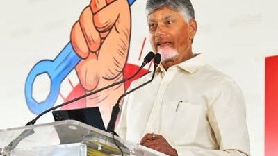 చంద్రబాబు సంచలన ప్రకటన: డిసెంబర్కు బందరు పోర్టు, పుష్కరాలకు పోలవరం పూర్తి! చంద్రబాబు సంచలన ప్రకటన: డిసెంబర్కు బందరు పోర్టు, పుష్కరాలకు పోలవరం పూర్తి!