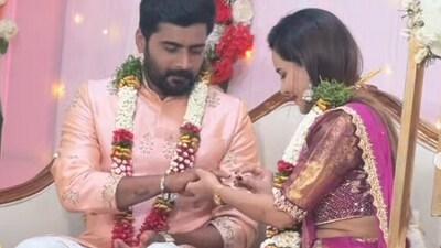 అషు రెడ్డి బిగ్ షాక్! ఎంగేజ్మెంట్ డ్రామా.. ఫ్యాన్స్ను పిచ్చోళ్లను చేసిందా? అషు రెడ్డి బిగ్ షాక్! ఎంగేజ్మెంట్ డ్రామా.. ఫ్యాన్స్ను పిచ్చోళ్లను చేసిందా?