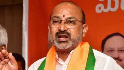 బండి సంజయ్ సంచలన ప్రకటన: కొడుకు తప్పు చేస్తే శిక్ష తప్పదు, రాజకీయ కుట్రే! బండి సంజయ్ సంచలన ప్రకటన: కొడుకు తప్పు చేస్తే శిక్ష తప్పదు, రాజకీయ కుట్రే!