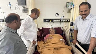 బండి సంజయ్ కుటుంబంలో తీవ్ర విషాదం: తల్లికి గుండెపోటు, కుమారుడికి బెయిల్ కష్టం! బండి సంజయ్ కుటుంబంలో తీవ్ర విషాదం: తల్లికి గుండెపోటు, కుమారుడికి బెయిల్ కష్టం!