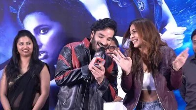 పాయల్ కోసం స్టేజ్పై సౌరభ్ ధింగ్రా మాస్ సాంగ్! 'నిన్ను గర్వపడేలా చేస్తా' అంటూ ప్రేమాయణం వైరల్! పాయల్ కోసం స్టేజ్పై సౌరభ్ ధింగ్రా మాస్ సాంగ్! 'నిన్ను గర్వపడేలా చేస్తా' అంటూ ప్రేమాయణం వైరల్!