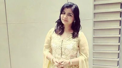 చిన్మయి శ్రీపాద సంచలన ప్రశ్న: ఆడపిల్లలు రిటర్న్ పాలసీ లేని వస్తువులా? వైరల్ అవుతున్న కామెంట్స్! చిన్మయి శ్రీపాద సంచలన ప్రశ్న: ఆడపిల్లలు రిటర్న్ పాలసీ లేని వస్తువులా? వైరల్ అవుతున్న కామెంట్స్!