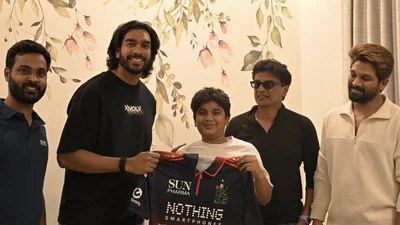 అల్లు అర్జున్ ఇంటికి వెంకటేష్ అయ్యర్.. అయాన్కు అదిరిపోయే గిఫ్ట్.. వైరల్ అవుతున్న ఫోటోలు! అల్లు అర్జున్ ఇంటికి వెంకటేష్ అయ్యర్.. అయాన్కు అదిరిపోయే గిఫ్ట్.. వైరల్ అవుతున్న ఫోటోలు!