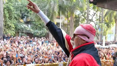 Fan Collapses Outside Jalsa After Hours-Long Wait for Amitabh Bachchan Fan Collapses Outside Jalsa After Hours-Long Wait for Amitabh Bachchan