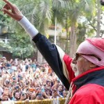 Fan Collapses Outside Jalsa After Hours-Long Wait for Amitabh Bachchan Fan Collapses Outside Jalsa After Hours-Long Wait for Amitabh Bachchan