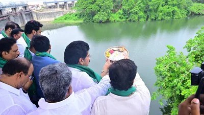 రైతులకు పండుగ! ధవళేశ్వరం నుండి ముందే నీరు.. 2.63 లక్షల ఎకరాలకు జీవం! రైతులకు పండుగ! ధవళేశ్వరం నుండి ముందే నీరు.. 2.63 లక్షల ఎకరాలకు జీవం!