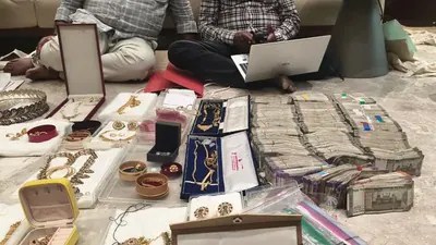 వందల కోట్ల అక్రమాస్తులు! R&B ఈఎన్సీ మోహన్ నాయక్ ఇళ్లపై ఏసీబీ మెరుపుదాడులు. వందల కోట్ల అక్రమాస్తులు! R&B ఈఎన్సీ మోహన్ నాయక్ ఇళ్లపై ఏసీబీ మెరుపుదాడులు.