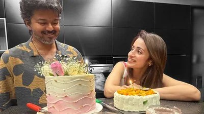 విజయ్ బర్త్డే: త్రిష షాకింగ్ పోస్ట్.. రూమర్స్కు చెక్! ఫ్యాన్స్కు పండగే! విజయ్ బర్త్డే: త్రిష షాకింగ్ పోస్ట్.. రూమర్స్కు చెక్! ఫ్యాన్స్కు పండగే!