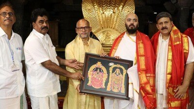 తిరుమల చరిత్రలో అంబానీ సంచలనం! టీటీడీకి భారీ విరాళం, 25 ఈ-బస్సులు, గోశాల ఆధునికీకరణ! తిరుమల చరిత్రలో అంబానీ సంచలనం! టీటీడీకి భారీ విరాళం, 25 ఈ-బస్సులు, గోశాల ఆధునికీకరణ!
