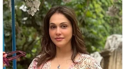 Isha Koppikar Exposes Bollywood's Ageism: Stars Romance Actresses Half Their Age! Isha Koppikar Exposes Bollywood's Ageism: Stars Romance Actresses Half Their Age!
