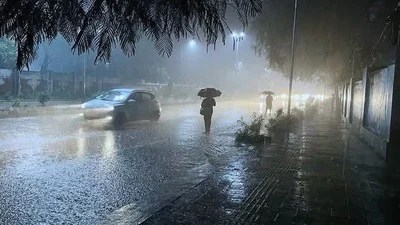 తెలుగు రాష్ట్రాలపై వాతావరణ ప్రళయం: భారీ వర్షాలు, పెనుగాలుల హెచ్చరిక! తెలుగు రాష్ట్రాలపై వాతావరణ ప్రళయం: భారీ వర్షాలు, పెనుగాలుల హెచ్చరిక!