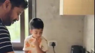 తాతయ్యగా సీఎం రేవంత్ రెడ్డి: మనవడి కోసం స్వయంగా పూరీలు వండిన వీడియో వైరల్ తాతయ్యగా సీఎం రేవంత్ రెడ్డి: మనవడి కోసం స్వయంగా పూరీలు వండిన వీడియో వైరల్