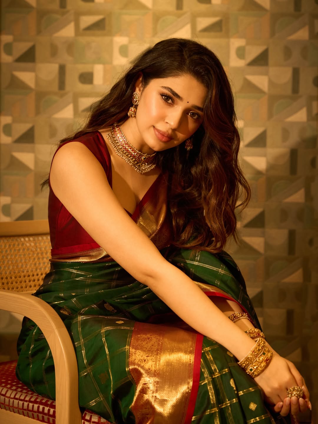 పట్టు శారీలో కృతి శెట్టి అందాలకు ఫిదా.. ‘నిజంగా దేవతే’ అంటున్న నెటిజన్లు! పట్టు శారీలో కృతి శెట్టి అందాలకు ఫిదా.. ‘నిజంగా దేవతే’ అంటున్న నెటిజన్లు!