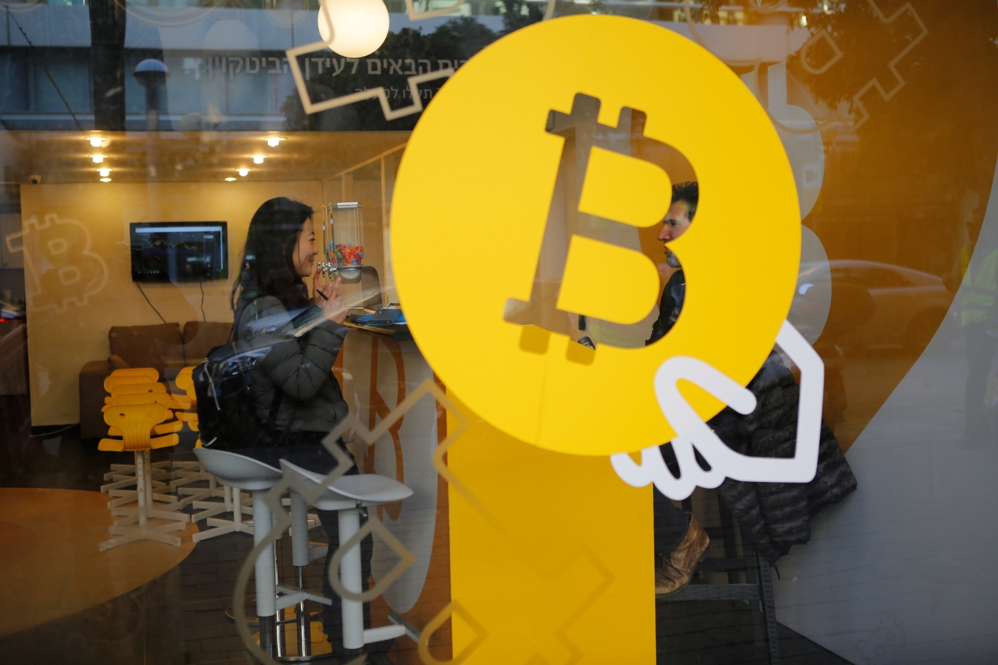 Bitcoin price chart showing decline below 60000 Bitcoin price chart showing decline below 60000