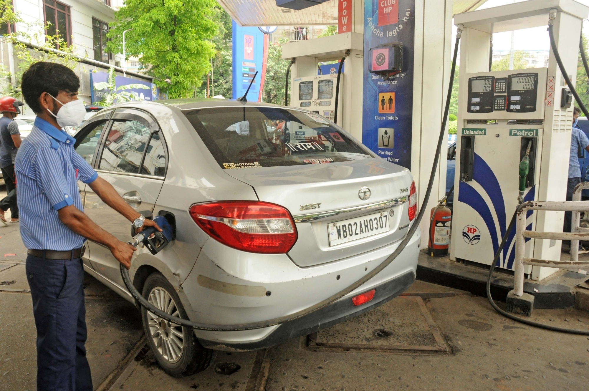 Fuel tax cut explained with petrol and diesel price graphic Fuel tax cut explained with petrol and diesel price graphic