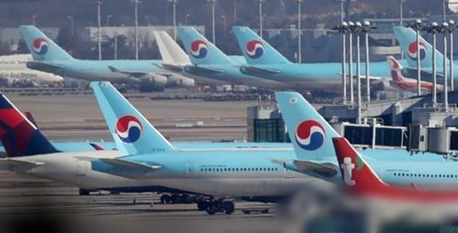 Korean Air airplane at airport with fuel surcharge increase news Korean Air airplane at airport with fuel surcharge increase news