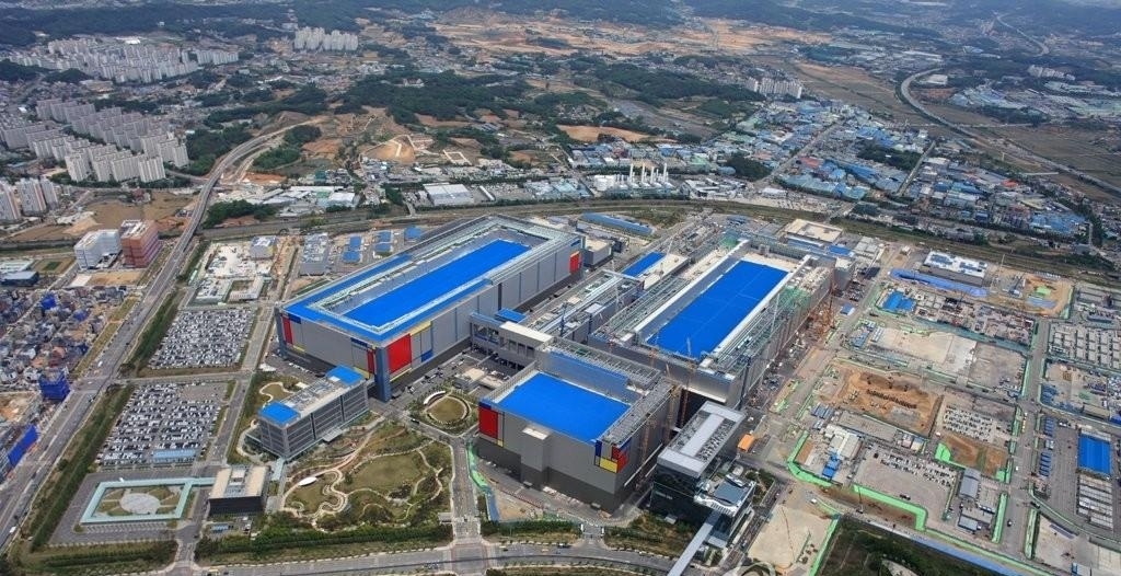 Foreign investors sell Samsung and SK hynix stocks in South Korea market Foreign investors sell Samsung and SK hynix stocks in South Korea market