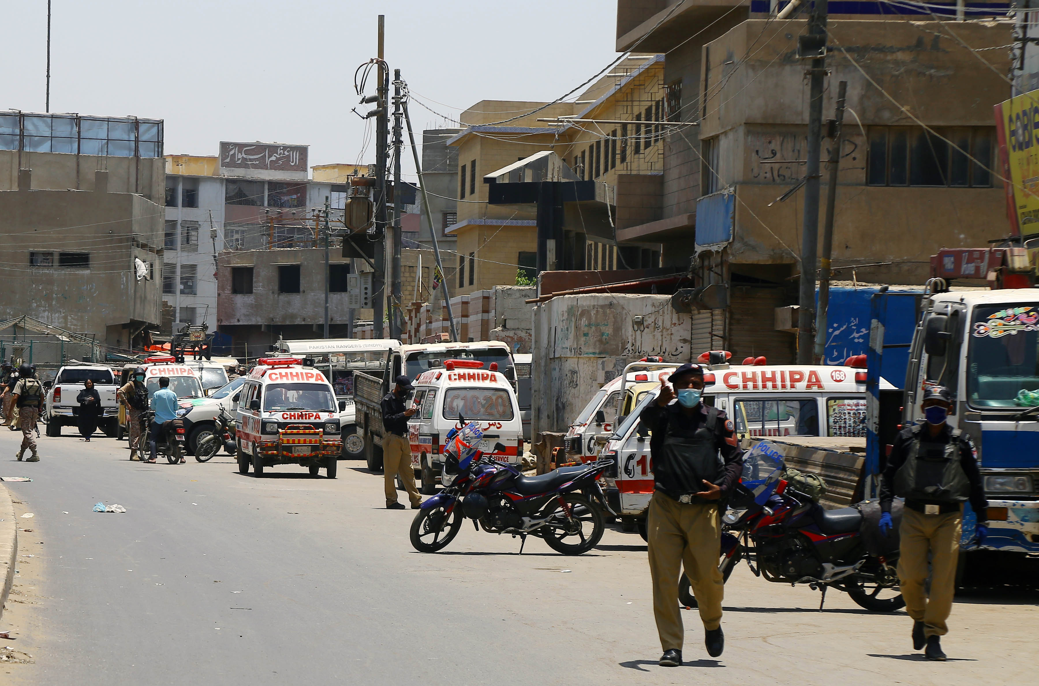 Karachi traffic police diverting vehicles during PTI protest road closures Karachi traffic police diverting vehicles during PTI protest road closures