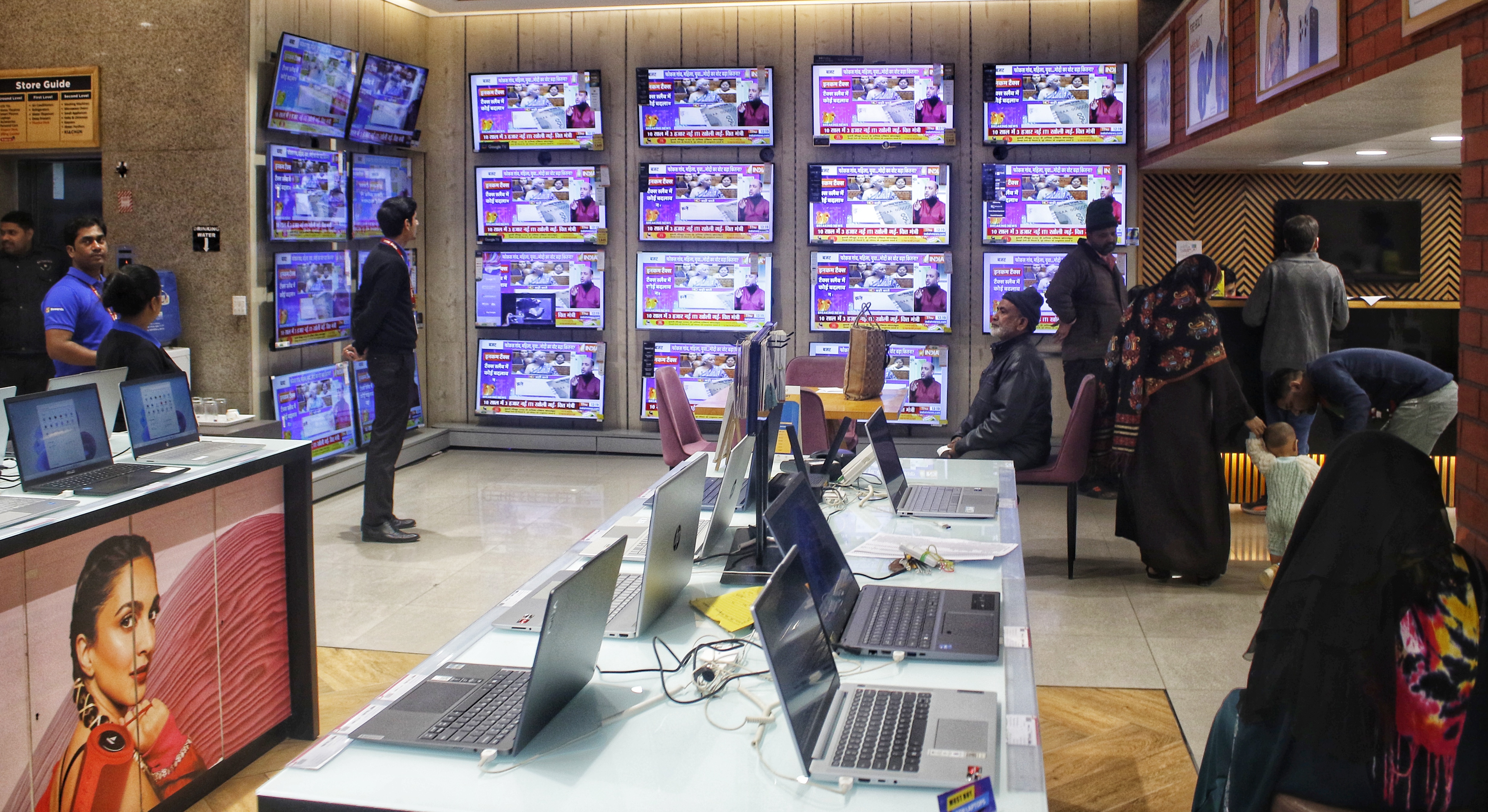 India smart TV shipments 2025 market trends with larger screens and QLED displays India smart TV shipments 2025 market trends with larger screens and QLED displays