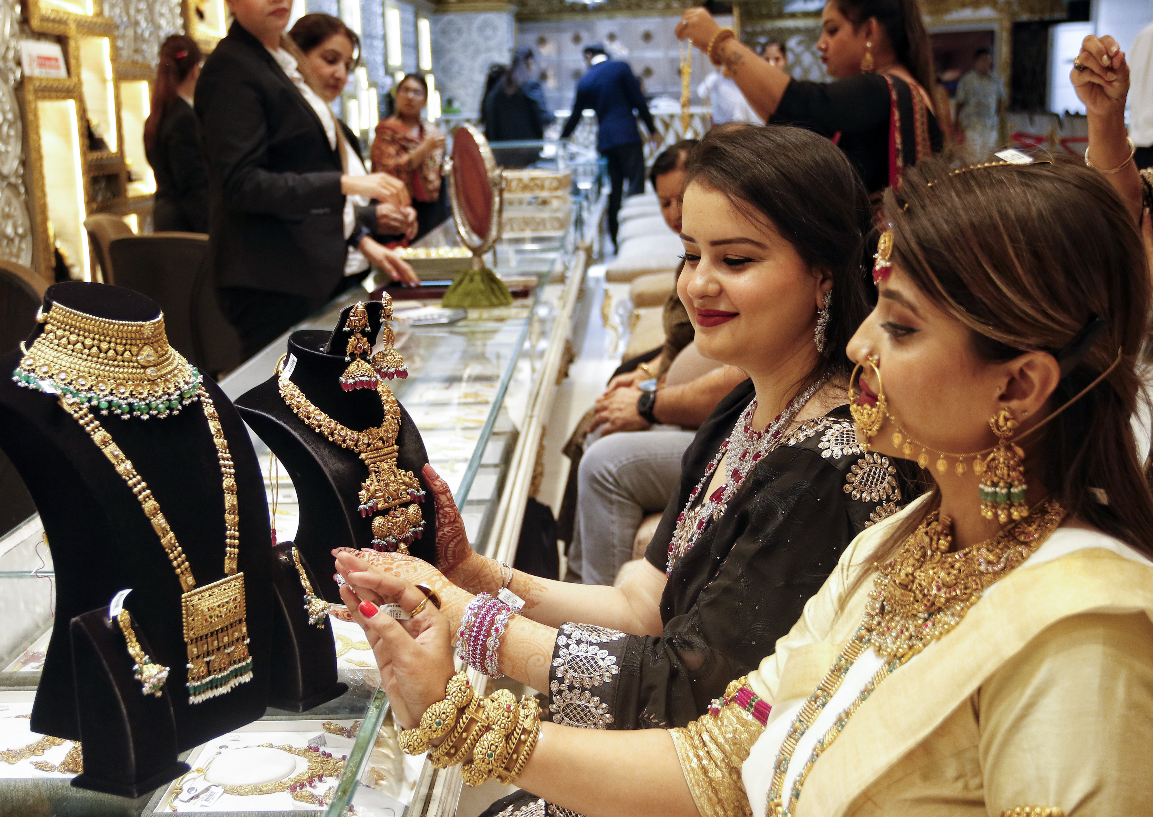Gold and silver prices dropping sharply on market chart Gold and silver prices dropping sharply on market chart