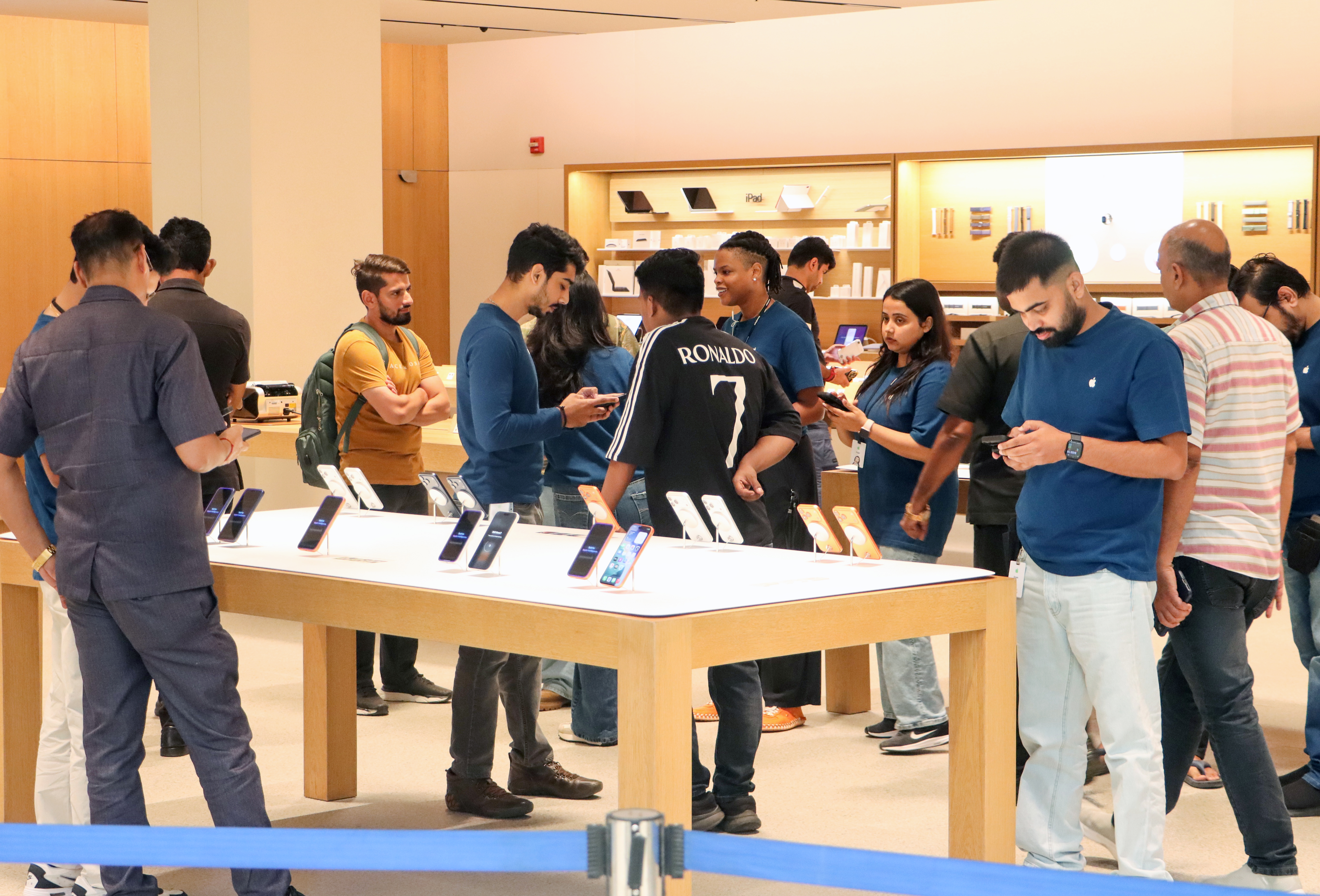 India smartphone market Q1 2024 sales decline chart India smartphone market Q1 2024 sales decline chart