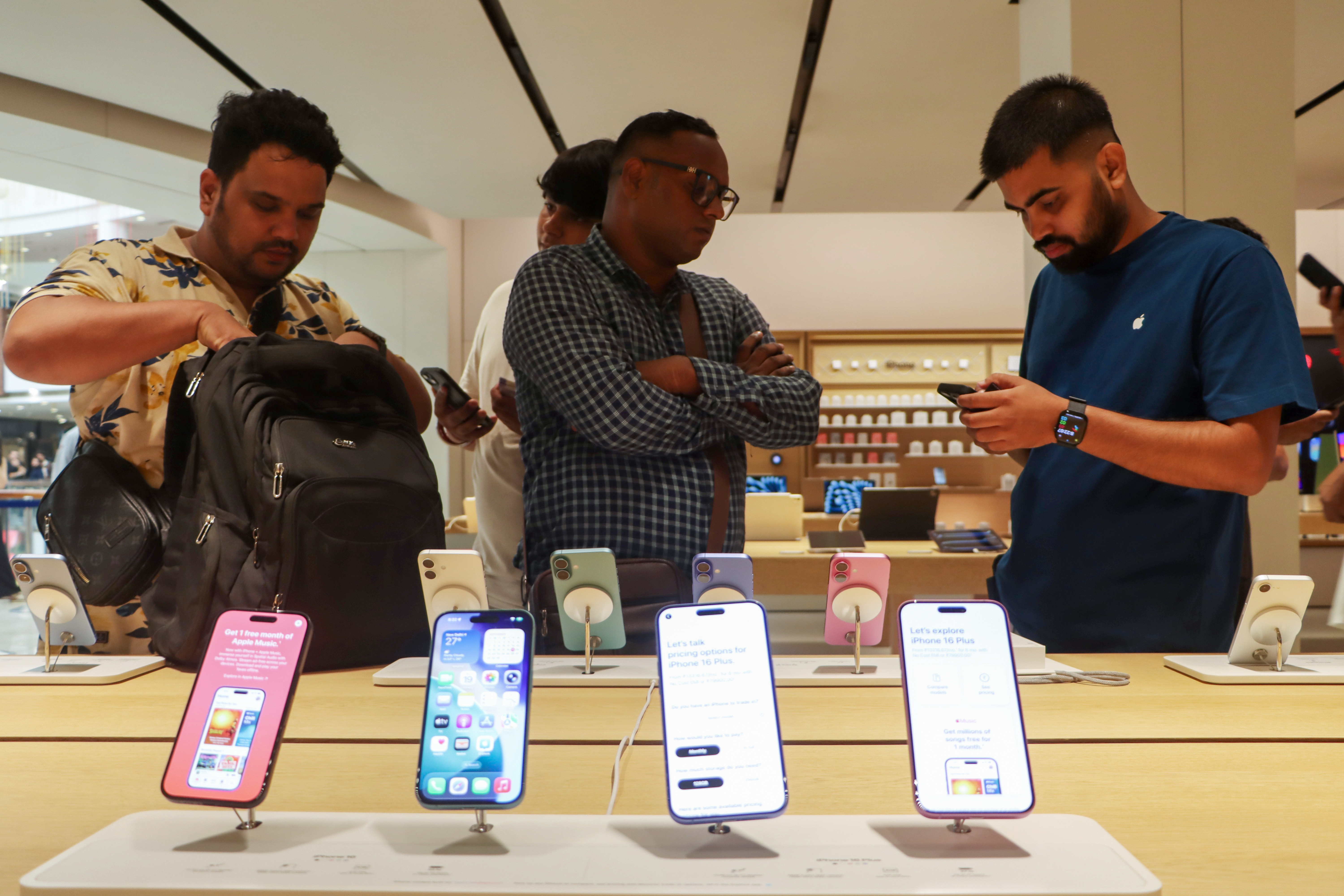 Apple iPhone leading global smartphone market amid shipment decline Apple iPhone leading global smartphone market amid shipment decline