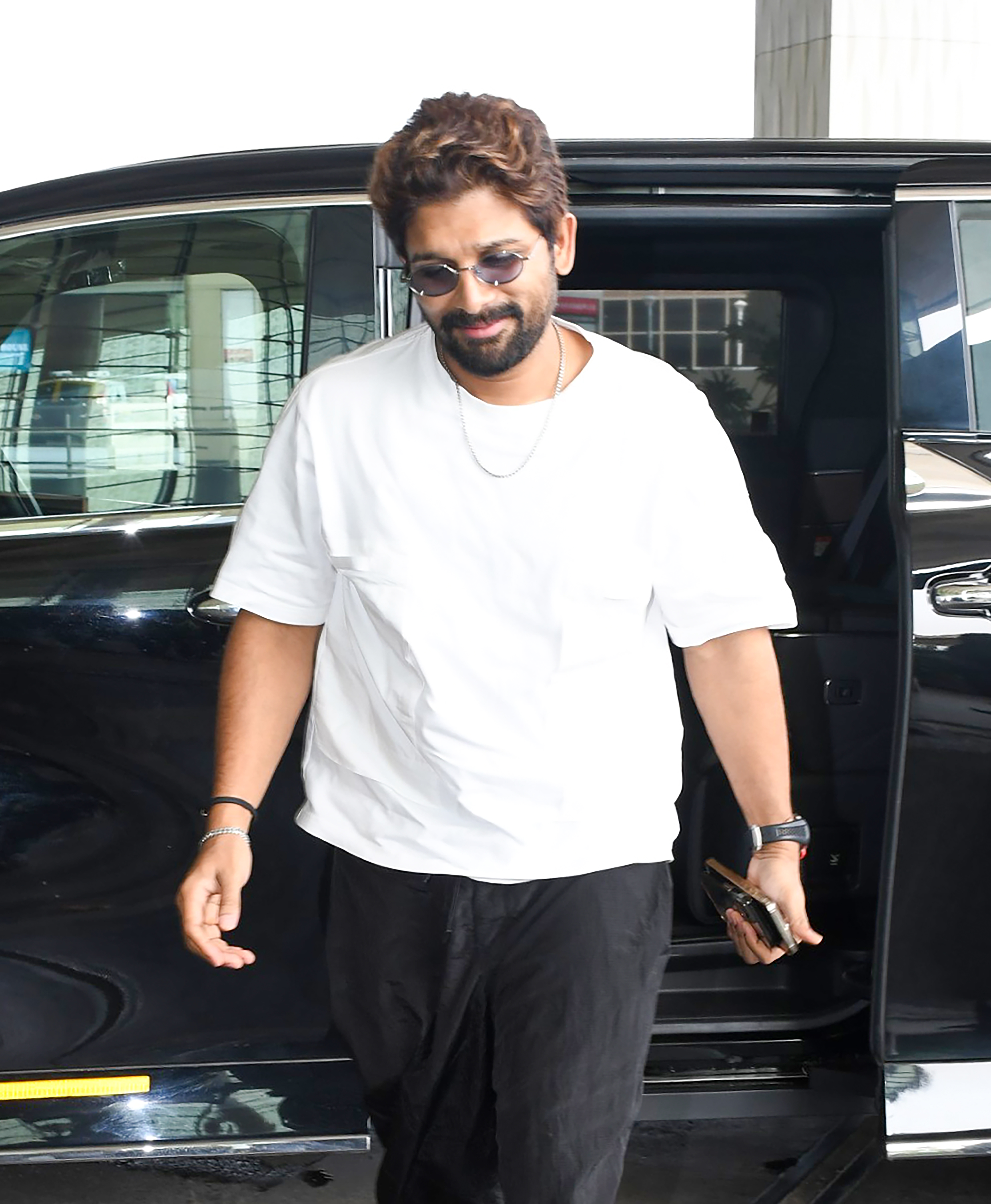Massive crowd of fans outside Allu Arjun's house for his birthday celebration at night Massive crowd of fans outside Allu Arjun's house for his birthday celebration at night