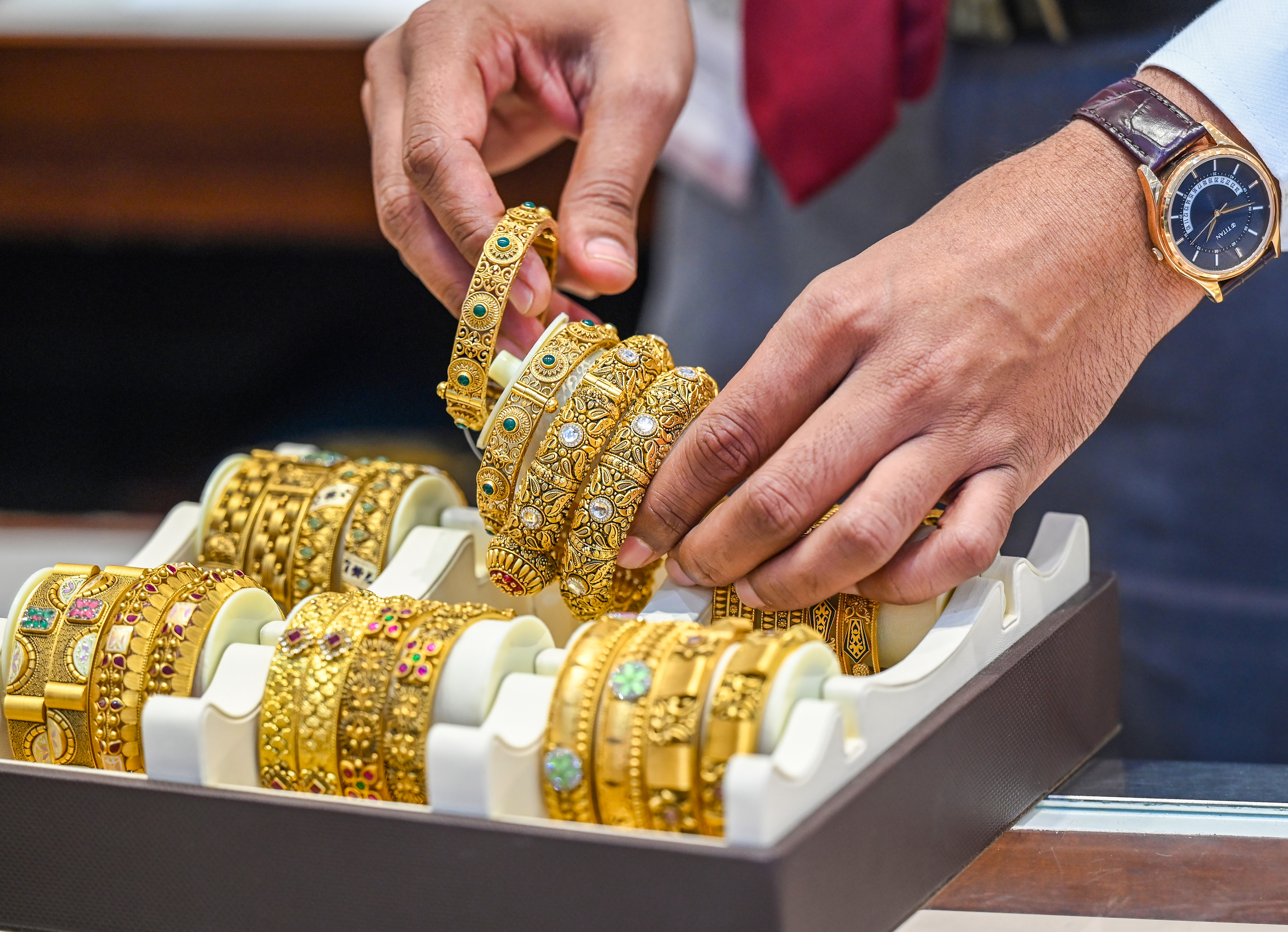 Gold price chart showing sharp decline amid profit booking and dollar surge Gold price chart showing sharp decline amid profit booking and dollar surge