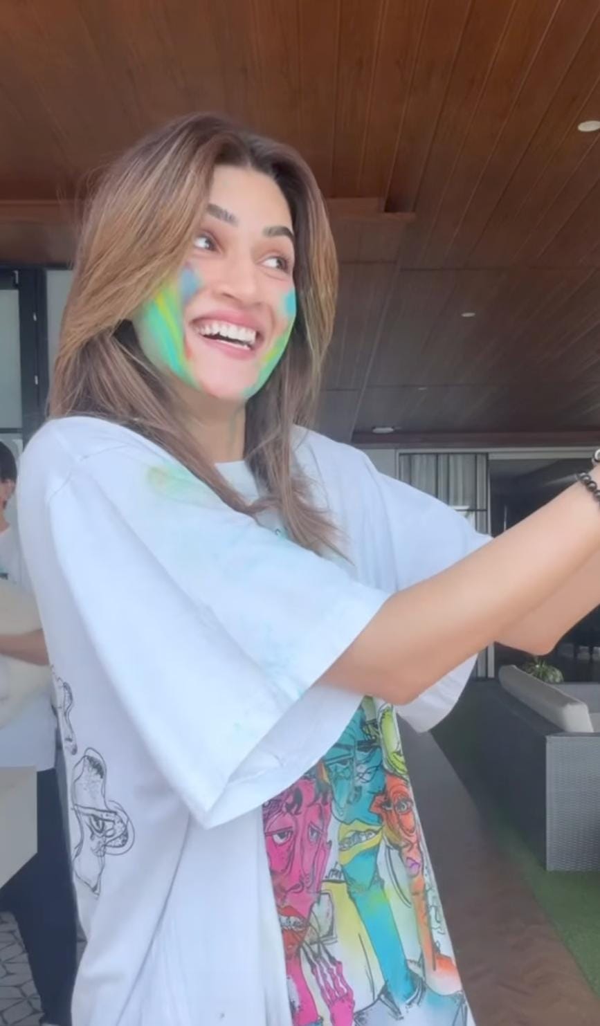 Kriti Sanon applying Holi colours to Nupur Sanon and Stebin Ben Kriti Sanon applying Holi colours to Nupur Sanon and Stebin Ben