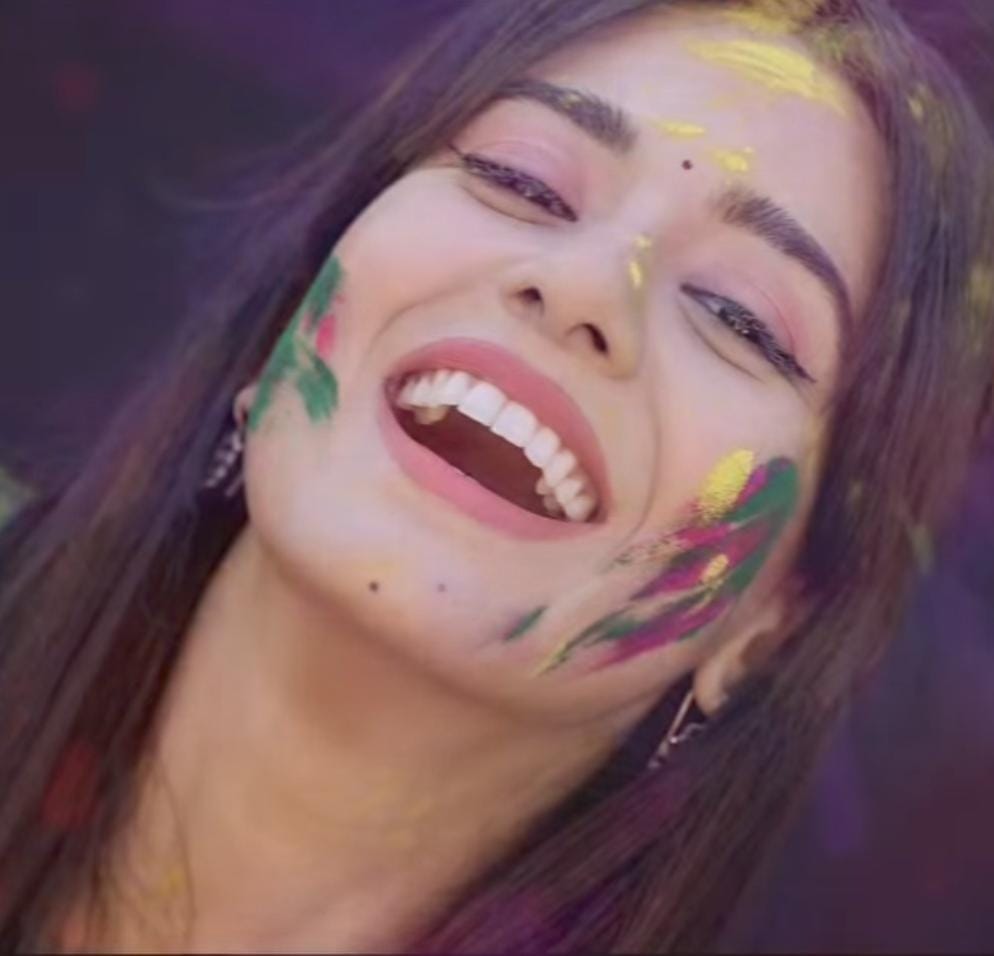 Amrita Rao playing Holi with colors on face Akshay Kumar photo Amrita Rao playing Holi with colors on face Akshay Kumar photo