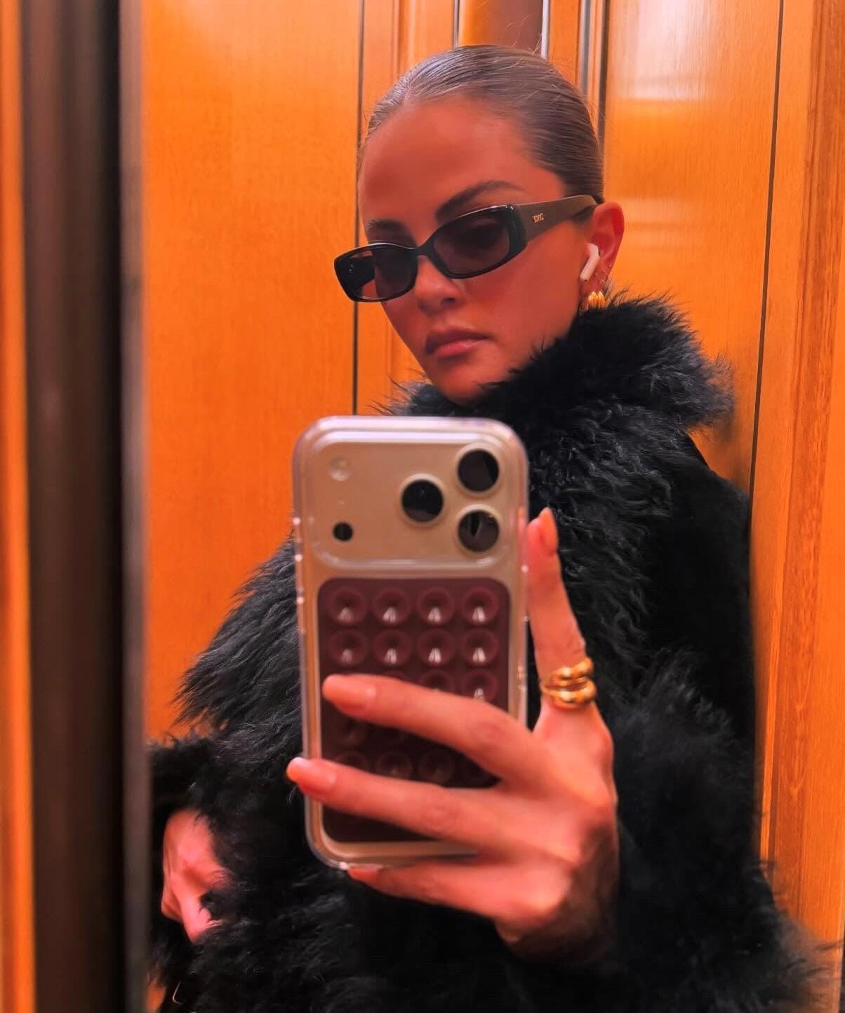 Selena Gomez wedding dress fitting with Taylor Swift and Benny Blanco photos Selena Gomez wedding dress fitting with Taylor Swift and Benny Blanco photos