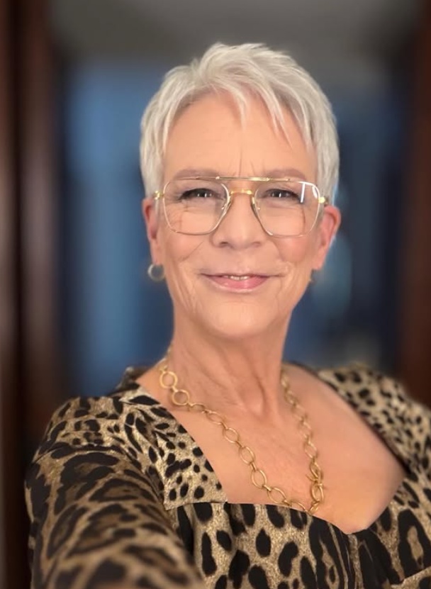 Jamie Lee Curtis as Donna in The Bear discussing season 5 ending Jamie Lee Curtis as Donna in The Bear discussing season 5 ending