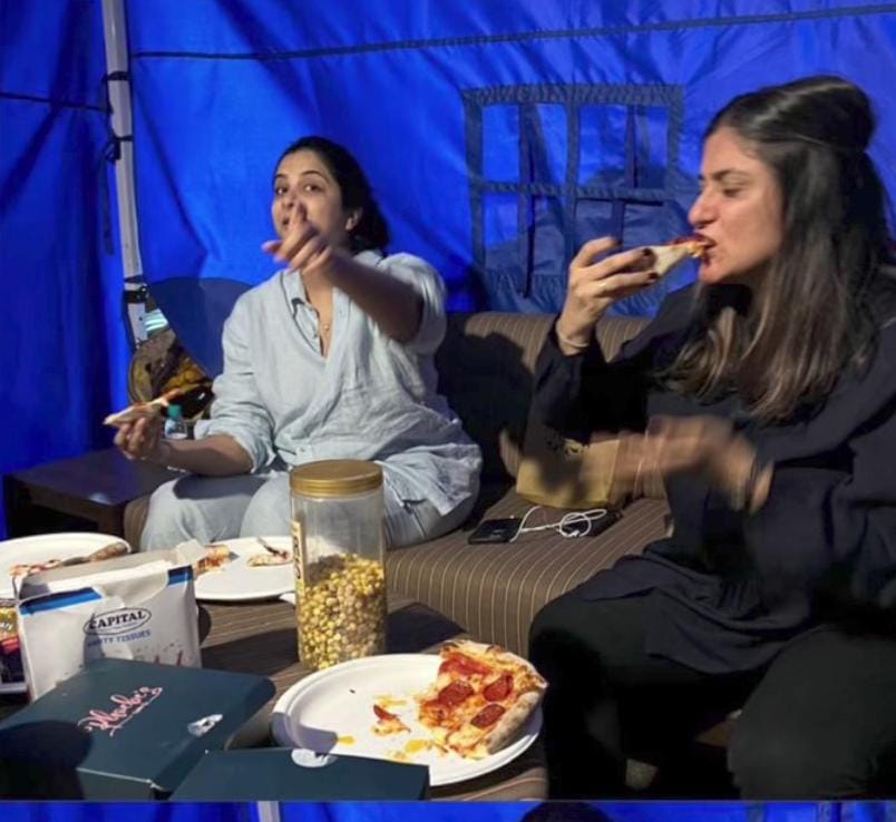Kareena Kapoor and Rhea Kapoor eating pizza together during birthday celebration Kareena Kapoor and Rhea Kapoor eating pizza together during birthday celebration