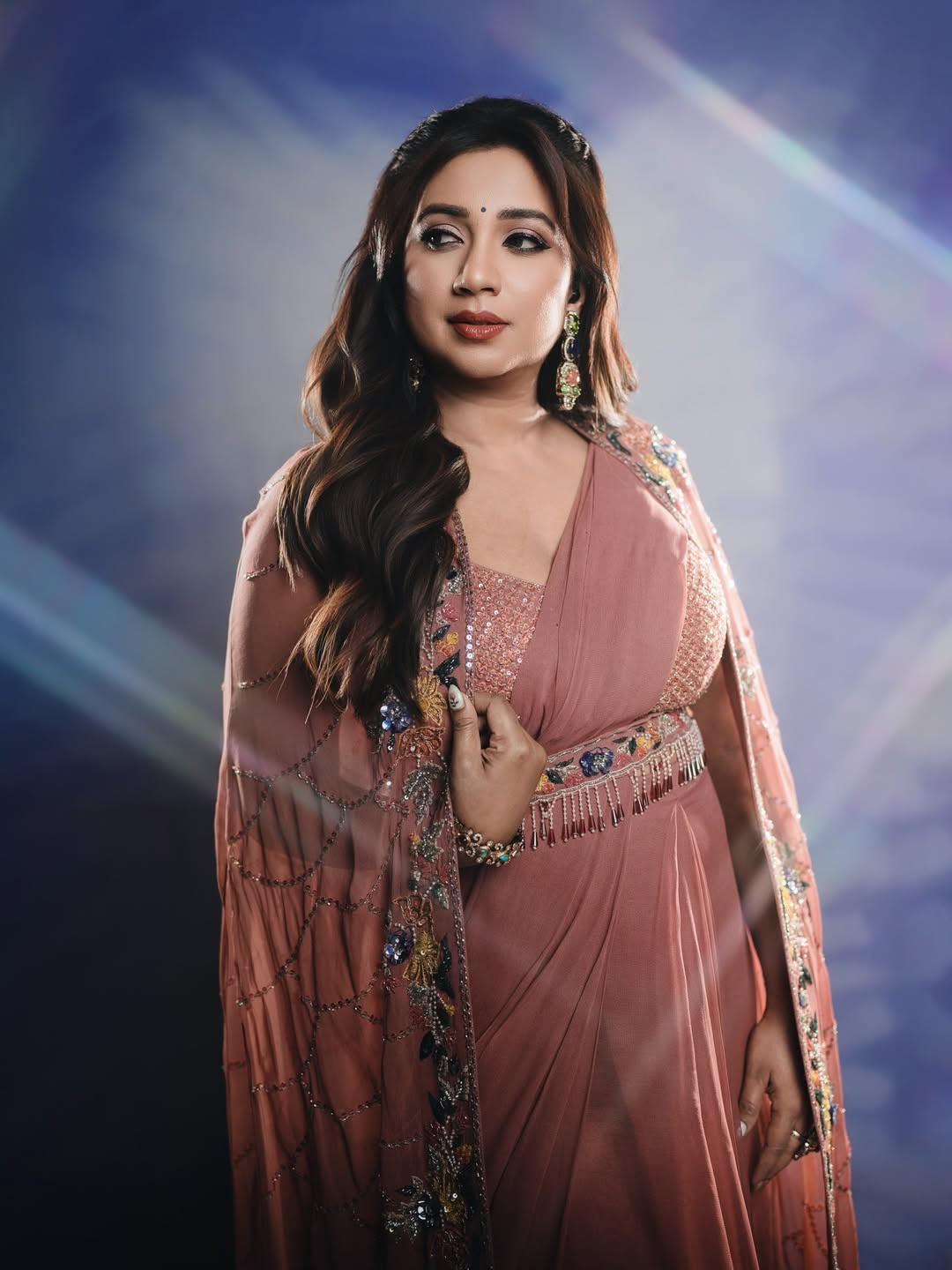 Shreya Ghoshal holding award for Saiyaara Reprise Shreya Ghoshal holding award for Saiyaara Reprise