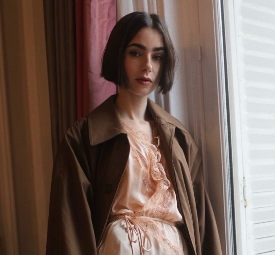 Lily Collins shows her recovered diamond engagement ring Lily Collins shows her recovered diamond engagement ring
