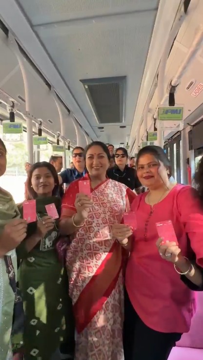 Delhi Chief Minister Rekha Gupta using Saheli Pink Card on DTC bus Delhi Chief Minister Rekha Gupta using Saheli Pink Card on DTC bus