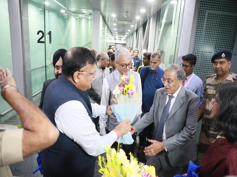 ECI full bench delegation arriving at Kolkata airport for two-day visit ECI full bench delegation arriving at Kolkata airport for two-day visit