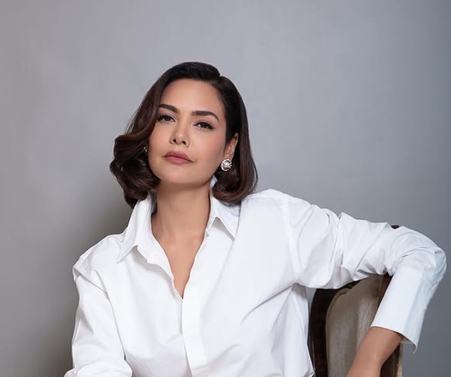 Esha Gupta at Abu Dhabi airport after missile attack Esha Gupta at Abu Dhabi airport after missile attack