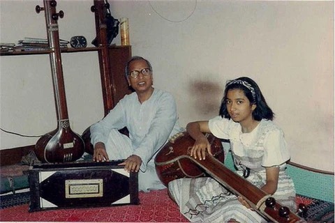 Shreya Ghoshal singing on stage during a music performance Shreya Ghoshal singing on stage during a music performance