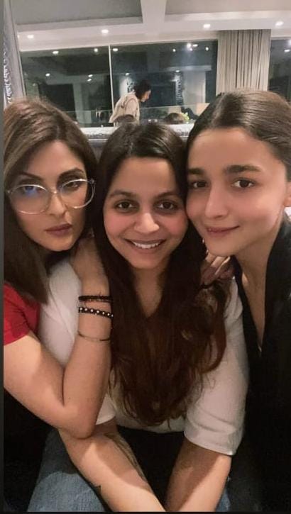 Alia Bhatt with Riddhima Kapoor and Shaheen Bhatt birthday photo Alia Bhatt with Riddhima Kapoor and Shaheen Bhatt birthday photo