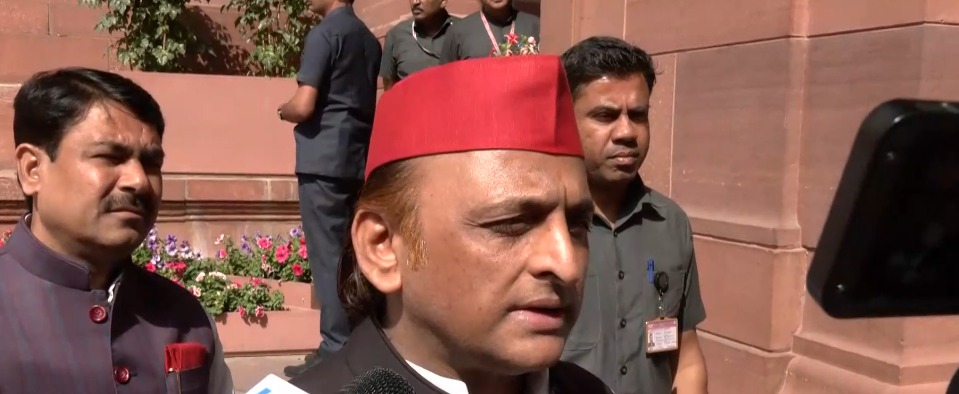 Akhilesh Yadav speaking to reporters outside Parliament about Vishwaguru claims and public queues Akhilesh Yadav speaking to reporters outside Parliament about Vishwaguru claims and public queues