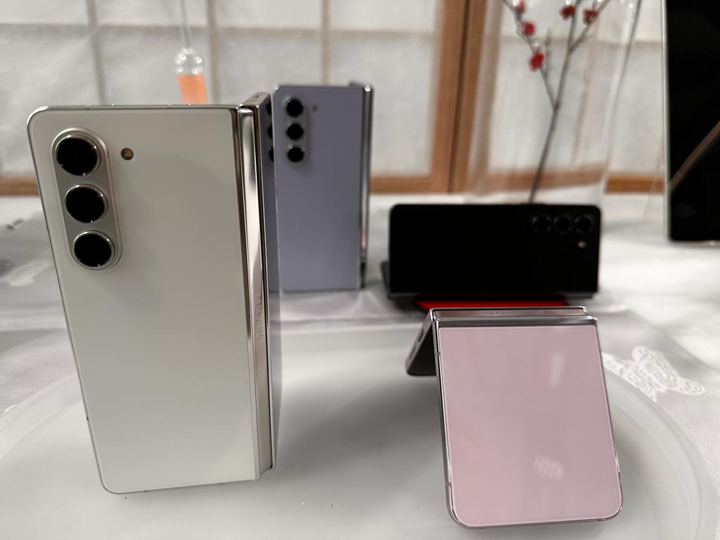 Foldable smartphone market growth projection with Apple iPhone and Samsung devices Foldable smartphone market growth projection with Apple iPhone and Samsung devices