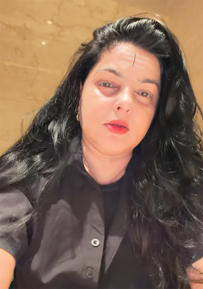 Mamta Kulkarni Salman Khan Shah Rukh Khan Karan Arjun movie scene Mamta Kulkarni Salman Khan Shah Rukh Khan Karan Arjun movie scene
