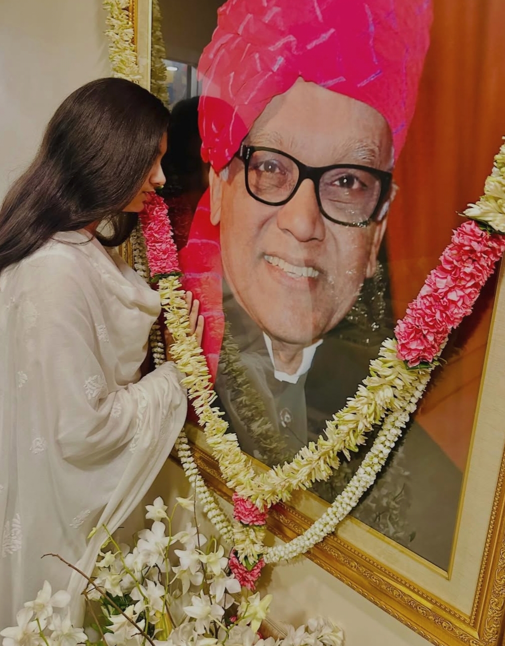 Aishwarya Rai Bachchan and daughter Aaradhya paying tribute to late father Krishnaraj Rai Aishwarya Rai Bachchan and daughter Aaradhya paying tribute to late father Krishnaraj Rai