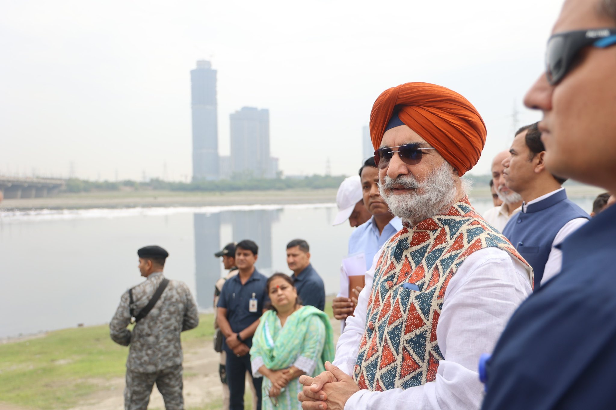 Delhi L-G Sandhu inspecting Yamuna river pollution at Kalindi Kunj ghat Delhi L-G Sandhu inspecting Yamuna river pollution at Kalindi Kunj ghat